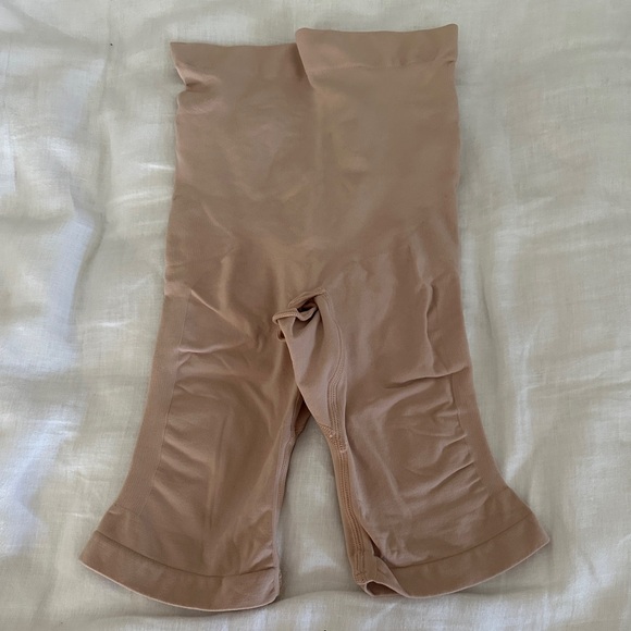 SKIMS Black and Tan Shapewear Shorts Size L-XL - Picture 4 of 5